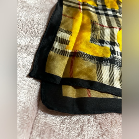 Nwt Burberry “PRINT” Pashmina 100%silk - Picture 10 of 12